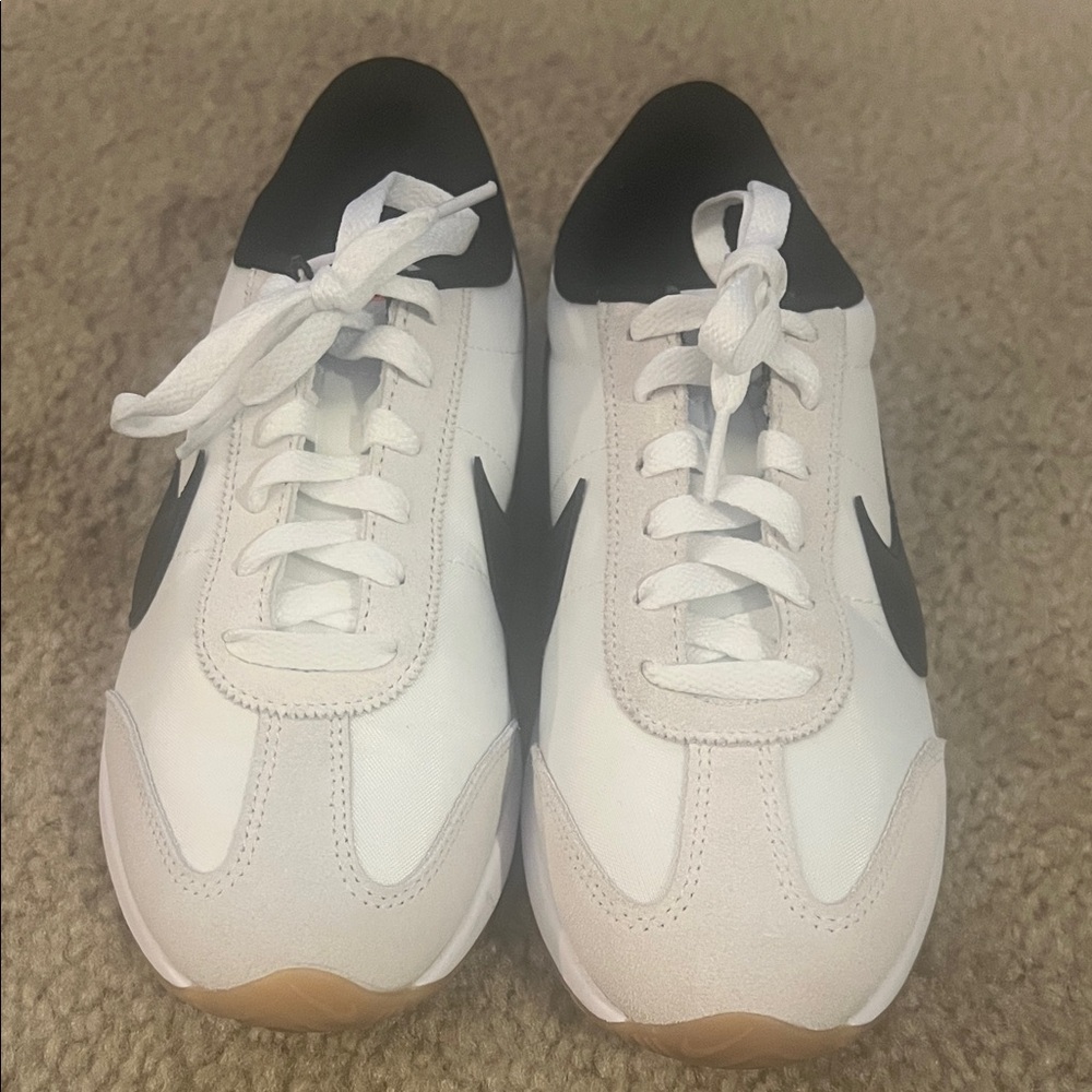 NWOT Nike Classic White and Black Sneakers - Picture 2 of 3